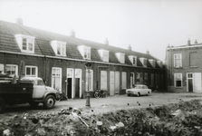 863477 Gezicht op de sloop van de krotwoningen Oranjehof 2 (rechts)-hoger in Wijk C te Utrecht; enkele huisjes zijn nog ...